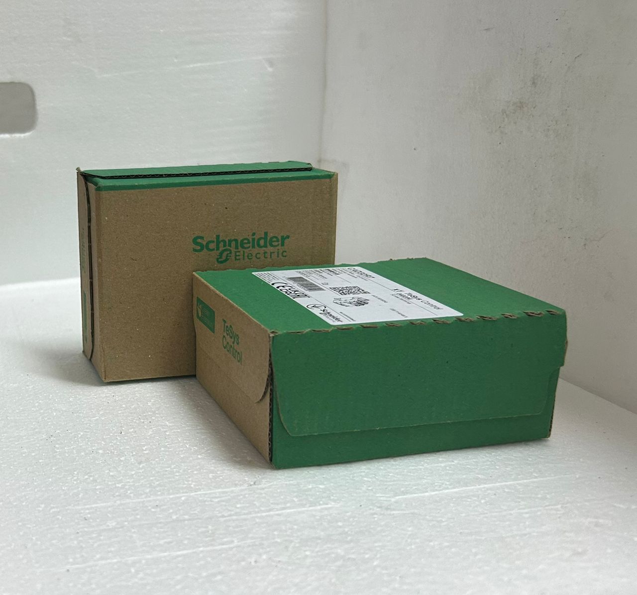 Schneider Electric CAD32R7 TeSys control relay 440V 50/60Hz